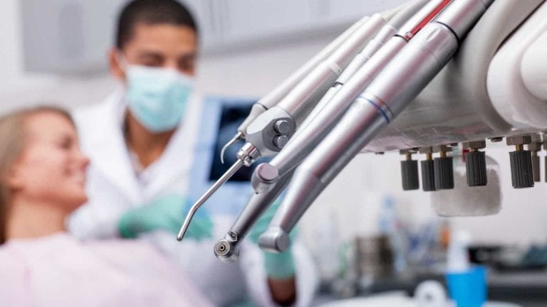 Imagem de equipamentos utilizados no consultório para tratamento dentário
