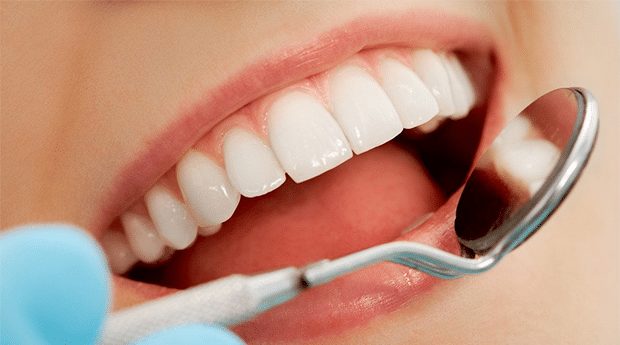 imagem ilustrativa de dentista observando dentes pelo espelho