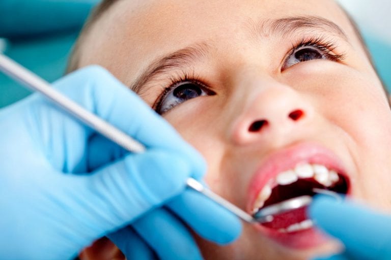 criança no dentista