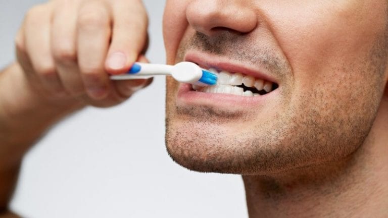 O que acontece se não escovar os dentes
