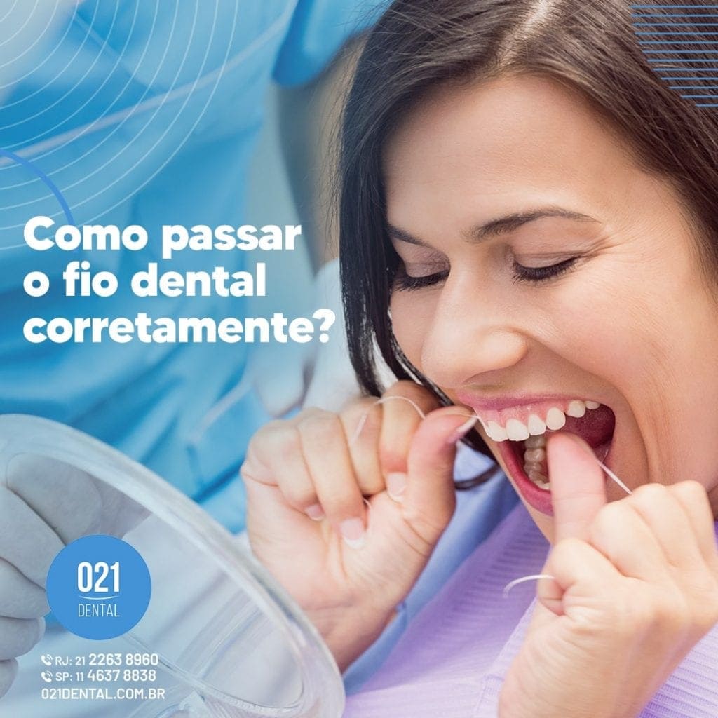 mulher passando fio dental nos dentes