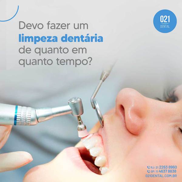 mulher fazendo limpeza dentária no dentista