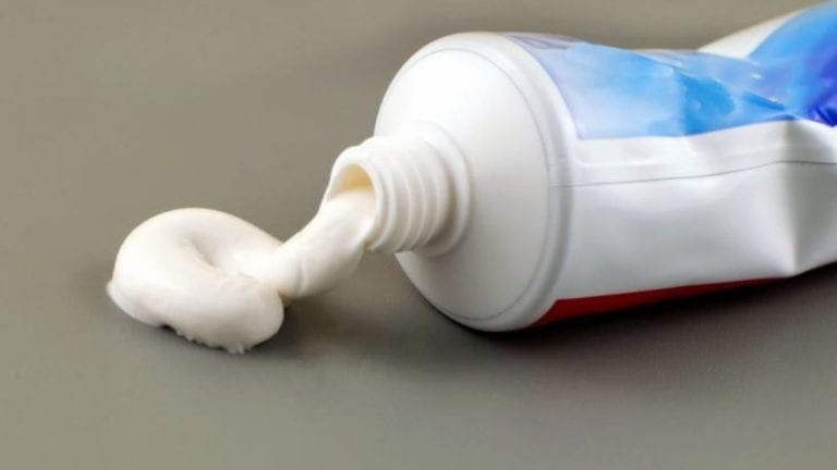 Pasta de dente para clareamento dental