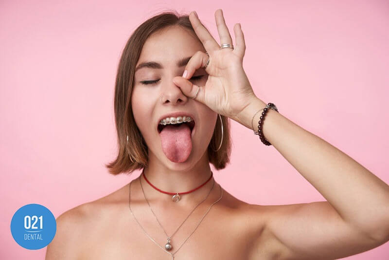 Menina com a língua para fora