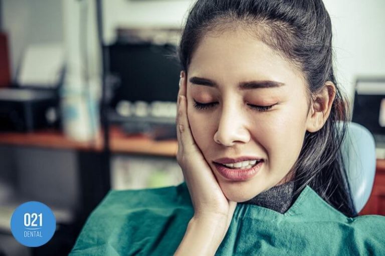mulher no consultório de dentista para tratamento do tórus mandibular