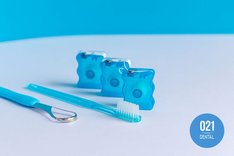 Raspador de língua, escova de dentes e fio dental