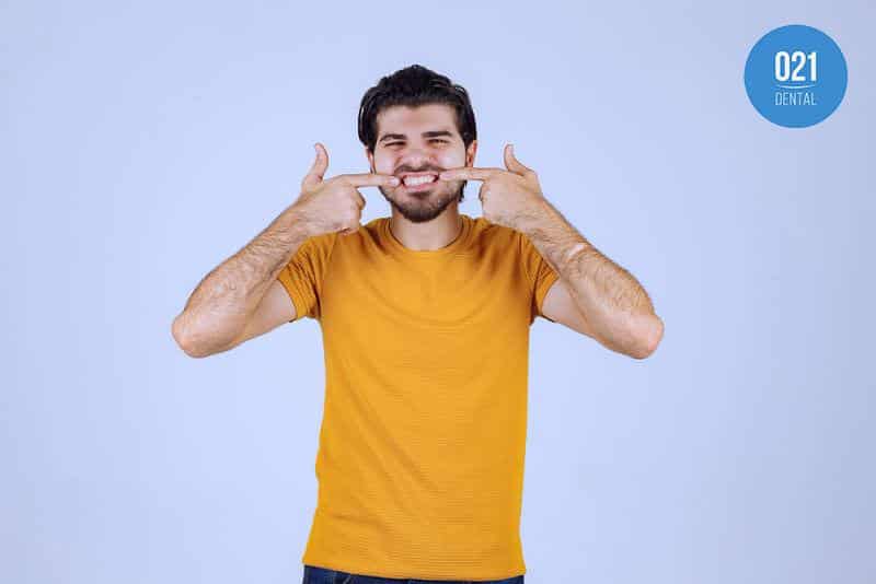 homem com sorriso gengival