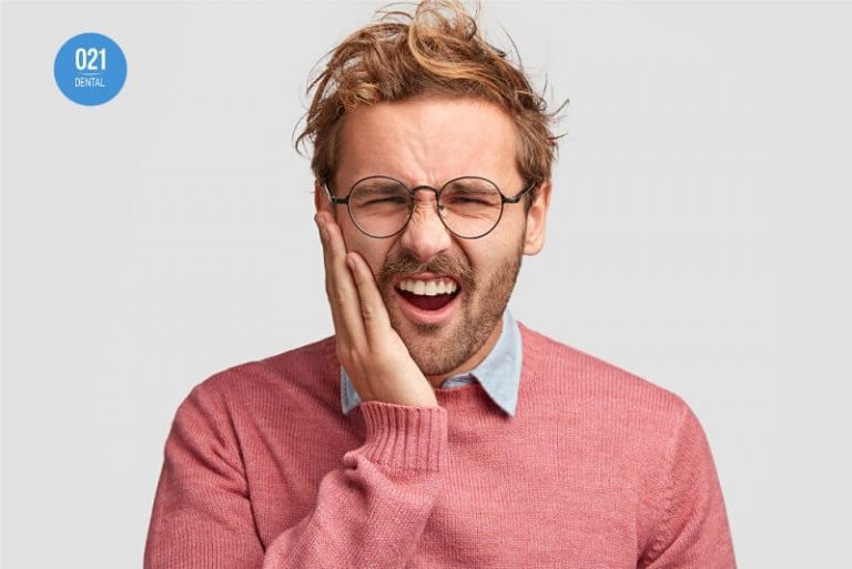 homem sentindo dor de dente