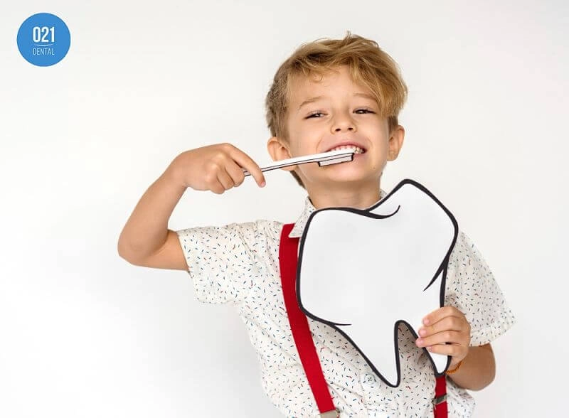 criança escovando os dentes