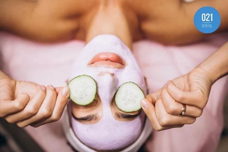 Banner com imagem de mulher deitada fazendo tratamentos faciais