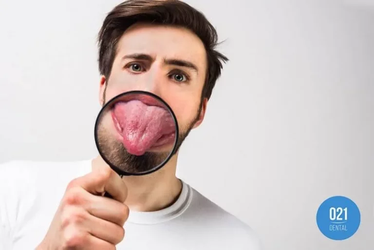 Homem com lupa mostrando a própria língua