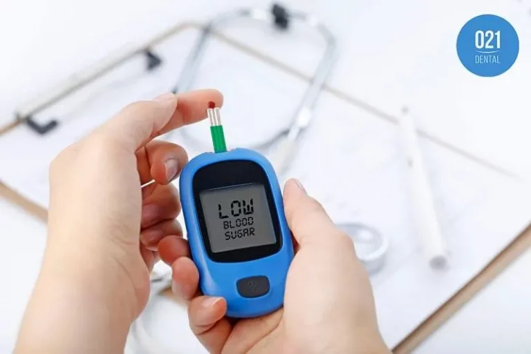 Imagem das mãos de uma pessoa com medidor de glicose
