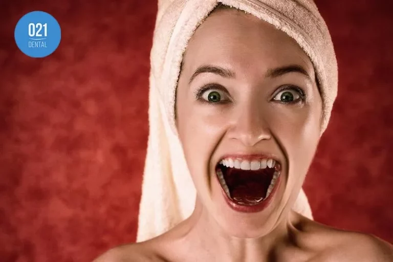 Imagem de uma mulher com uma toalha enrolada na cabeça