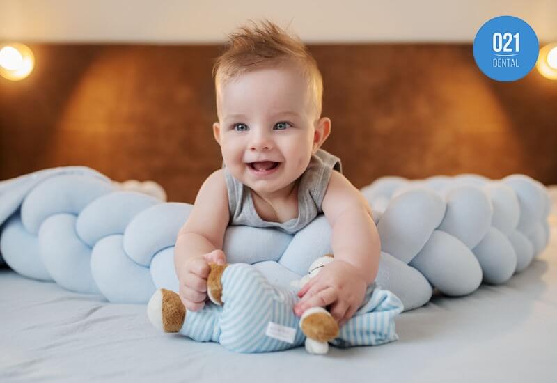 Bebe com os dentes nascendo