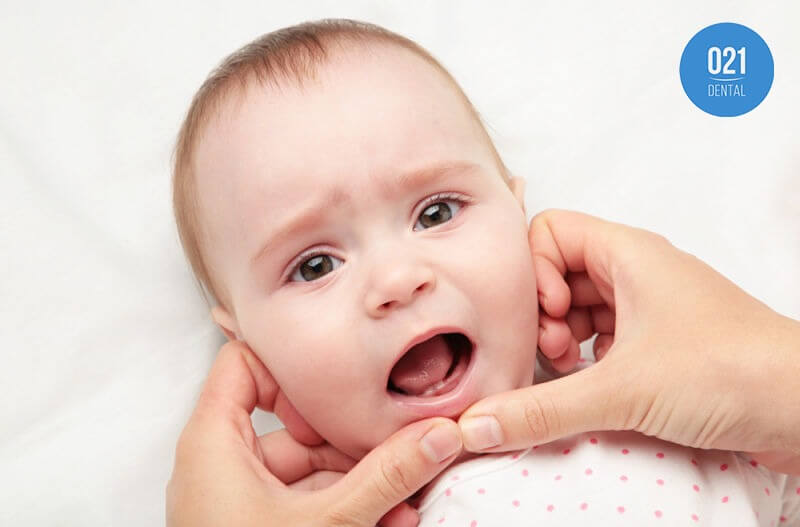 bebe com dente de leite nascendo