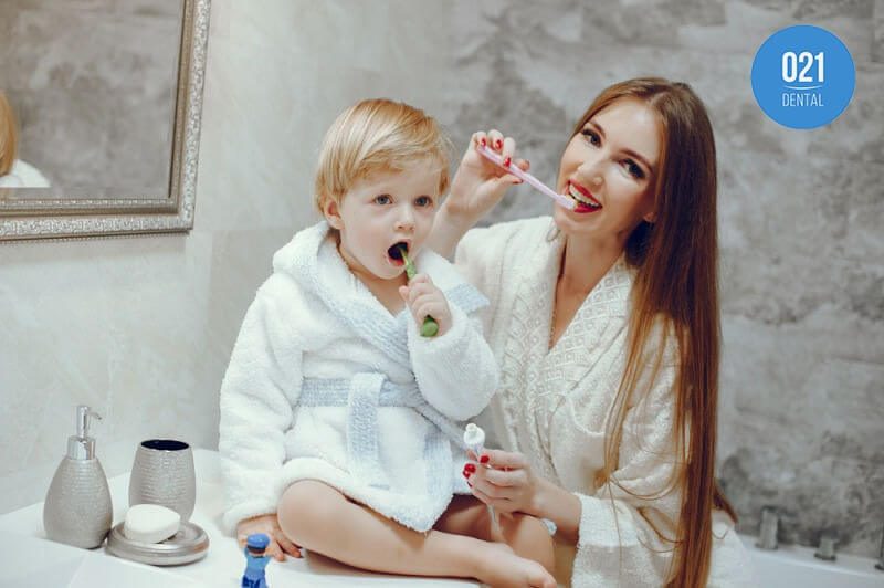 Mãe e filho escovando os dentes