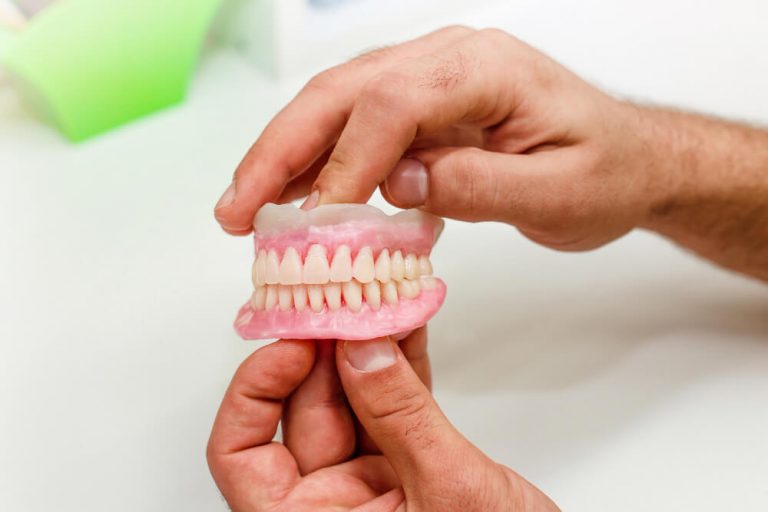 Prótese dentária O que é quais os tipos quando optar