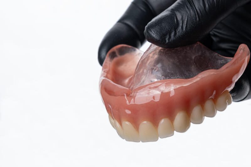 Qual a diferença de prótese para dentadura