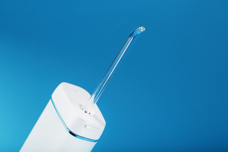 Irrigador dental O que é como funciona quais as suas vantagens