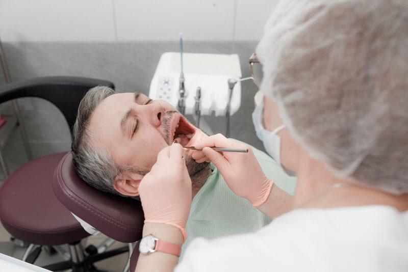 4 sinais que o tratamento de canal no dente é necessário
